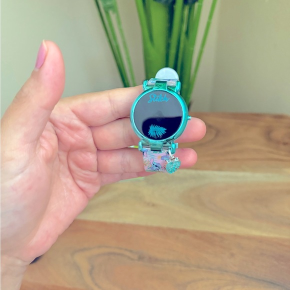 DISNEY STICH KIDS WATCH - Picture 7 of 9